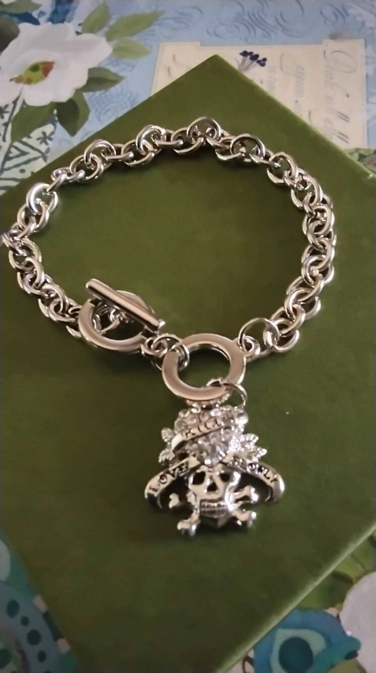 Trendy Silver Rhinestone Skull Love Kills Slowly Toggle Style Bracelet